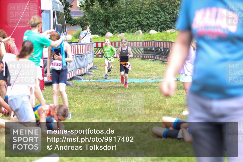 21.06.2026 - 29. Vierlanden-Triathlon Andreas Tolksdorf http://msf.ph/oto/9917482 21.06.2026 15:11:31 Ziel 1275, 1317, 1332 meine-sportfotos.de