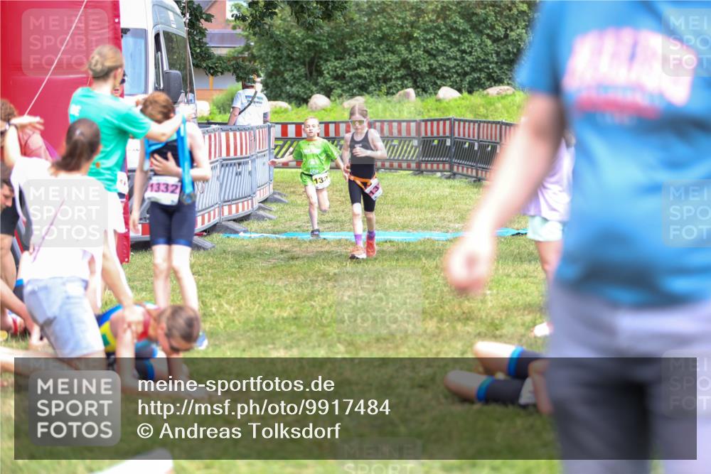 21.06.2026 - 29. Vierlanden-Triathlon Andreas Tolksdorf http://msf.ph/oto/9917484 21.06.2026 15:11:31 Ziel 1275, 1317, 1332 meine-sportfotos.de
