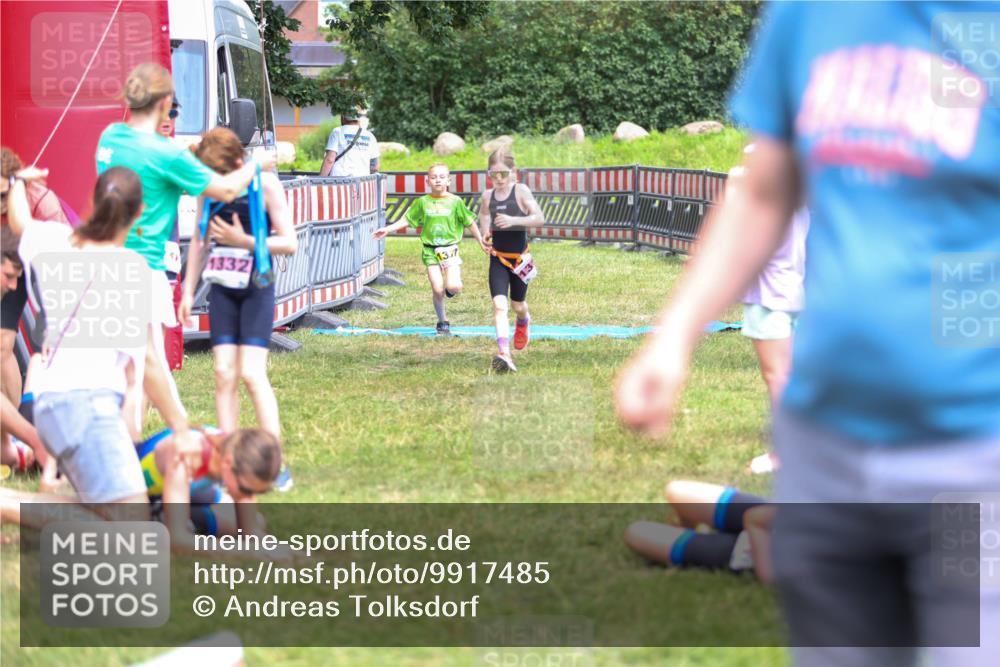 21.06.2026 - 29. Vierlanden-Triathlon Andreas Tolksdorf http://msf.ph/oto/9917485 21.06.2026 15:11:31 Ziel 1275, 1317, 1332 meine-sportfotos.de
