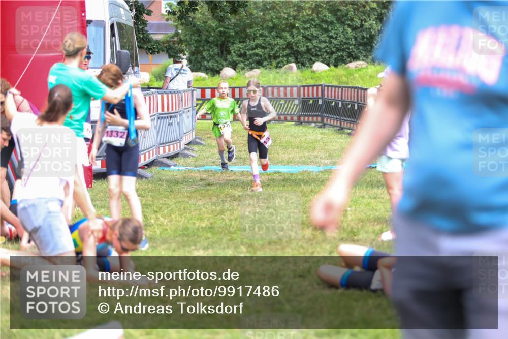 21.06.2026 - 29. Vierlanden-Triathlon Andreas Tolksdorf http://msf.ph/oto/9917486 21.06.2026 15:11:31 Ziel 1275, 1317, 1332 meine-sportfotos.de