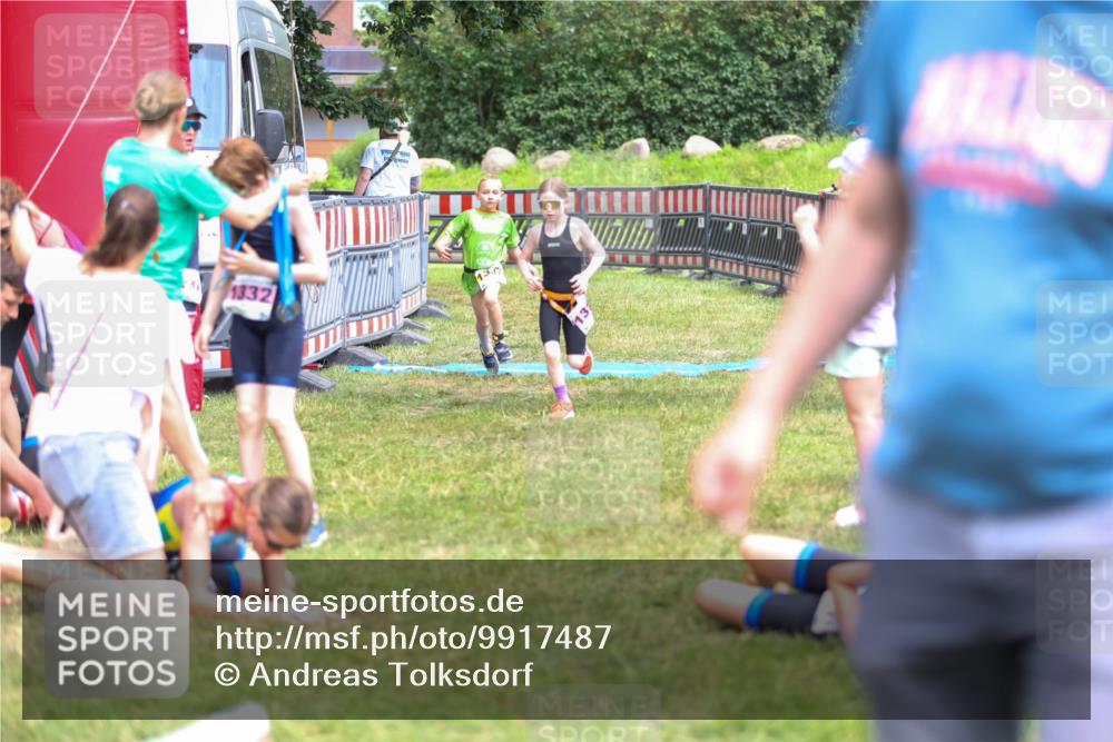 21.06.2026 - 29. Vierlanden-Triathlon Andreas Tolksdorf http://msf.ph/oto/9917487 21.06.2026 15:11:31 Ziel 1275, 1317, 1332 meine-sportfotos.de