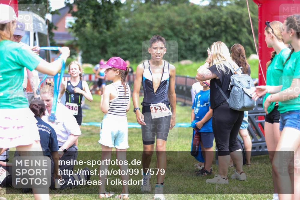 21.06.2026 - 29. Vierlanden-Triathlon Andreas Tolksdorf http://msf.ph/oto/9917579 21.06.2026 15:13:35 Ziel 1261, 1306, 1310 meine-sportfotos.de