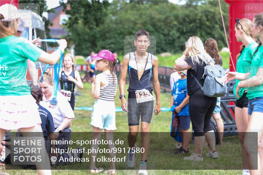 21.06.2026 - 29. Vierlanden-Triathlon Andreas Tolksdorf http://msf.ph/oto/9917580 21.06.2026 15:13:35 Ziel 1261, 1306, 1310 meine-sportfotos.de