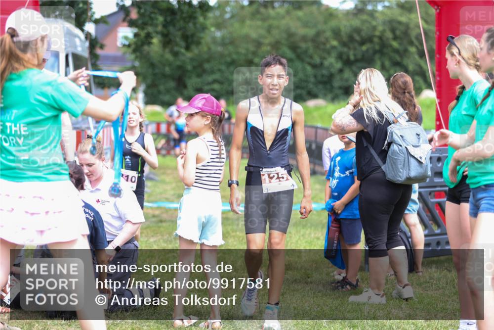 21.06.2026 - 29. Vierlanden-Triathlon Andreas Tolksdorf http://msf.ph/oto/9917581 21.06.2026 15:13:35 Ziel 1261, 1306, 1310 meine-sportfotos.de