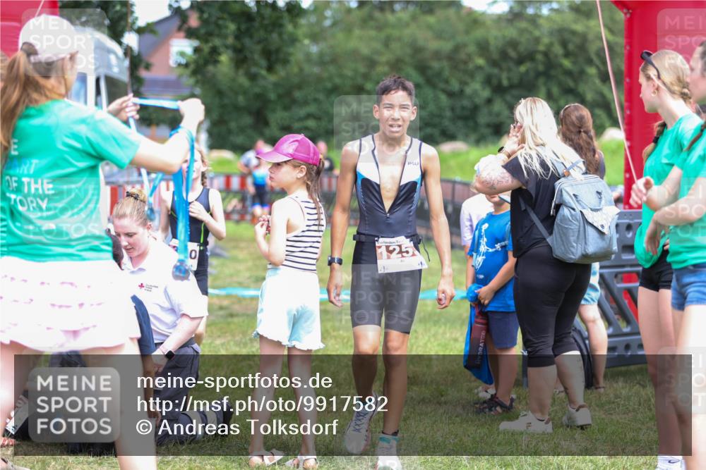 21.06.2026 - 29. Vierlanden-Triathlon Andreas Tolksdorf http://msf.ph/oto/9917582 21.06.2026 15:13:35 Ziel 1261, 1306, 1310 meine-sportfotos.de