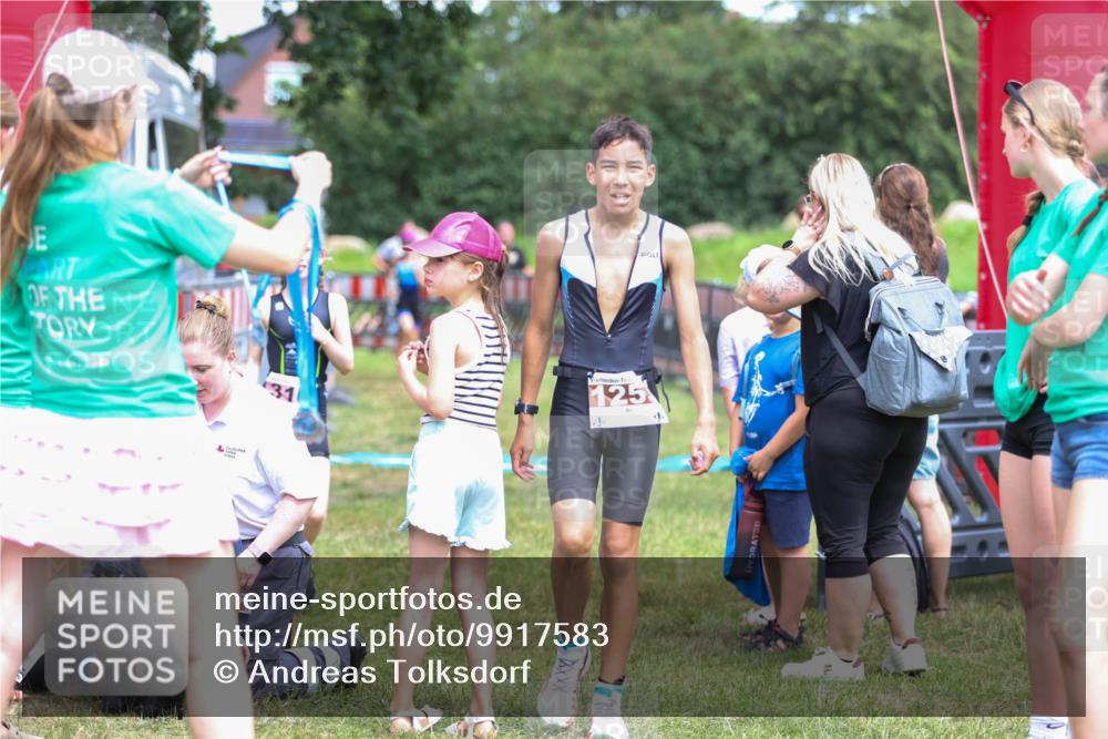 21.06.2026 - 29. Vierlanden-Triathlon Andreas Tolksdorf http://msf.ph/oto/9917583 21.06.2026 15:13:35 Ziel 1261, 1306, 1310 meine-sportfotos.de