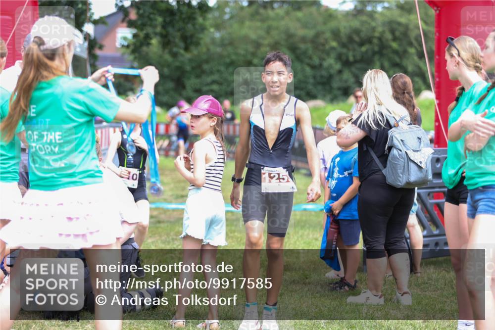 21.06.2026 - 29. Vierlanden-Triathlon Andreas Tolksdorf http://msf.ph/oto/9917585 21.06.2026 15:13:35 Ziel 1261, 1306, 1310 meine-sportfotos.de