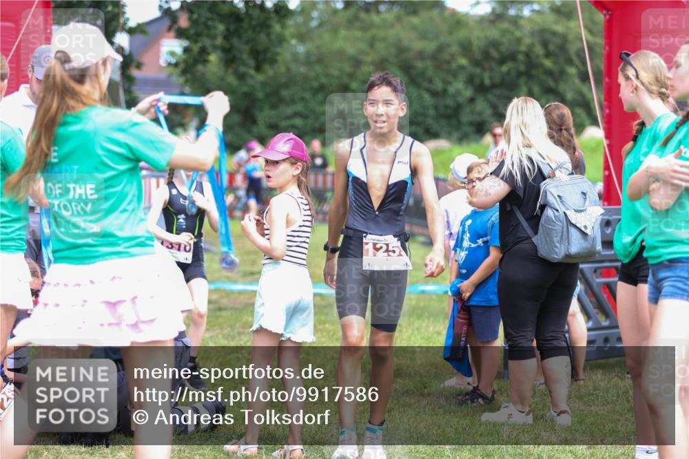 21.06.2026 - 29. Vierlanden-Triathlon Andreas Tolksdorf http://msf.ph/oto/9917586 21.06.2026 15:13:35 Ziel 1261, 1306, 1310 meine-sportfotos.de