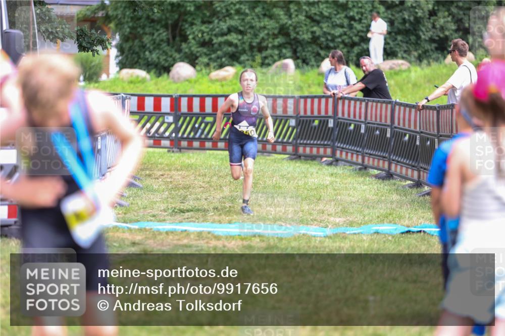 21.06.2026 - 29. Vierlanden-Triathlon Andreas Tolksdorf http://msf.ph/oto/9917656 21.06.2026 15:14:08 Ziel  meine-sportfotos.de