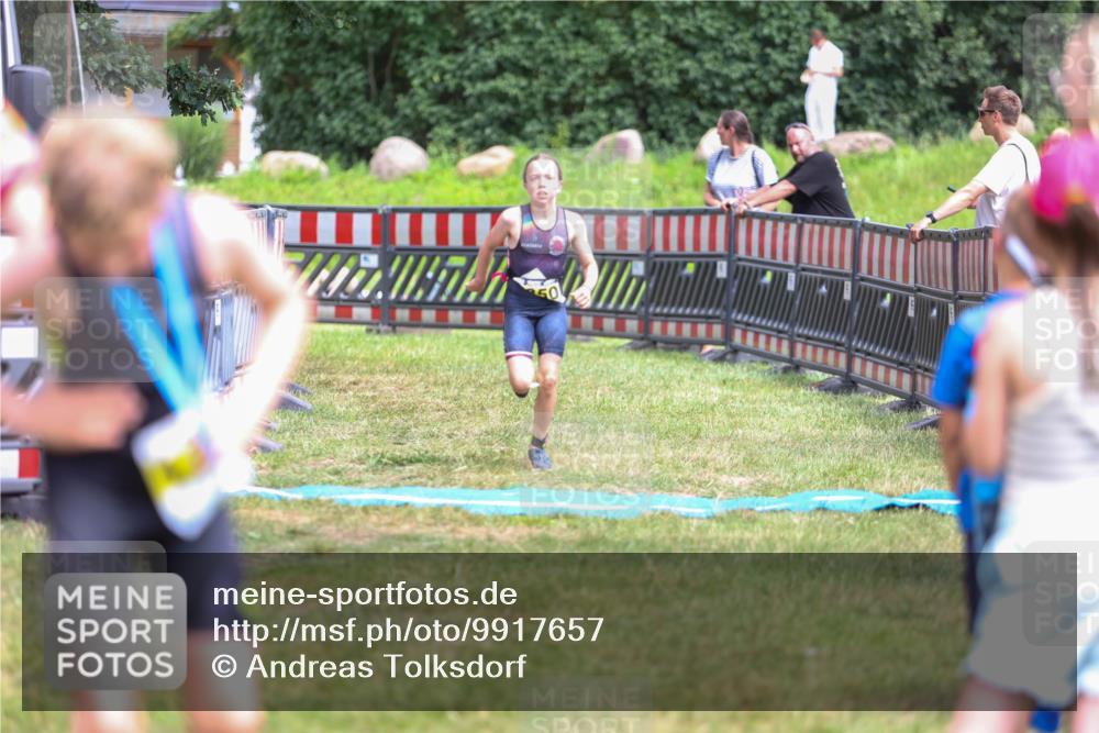 21.06.2026 - 29. Vierlanden-Triathlon Andreas Tolksdorf http://msf.ph/oto/9917657 21.06.2026 15:14:09 Ziel 1295 meine-sportfotos.de