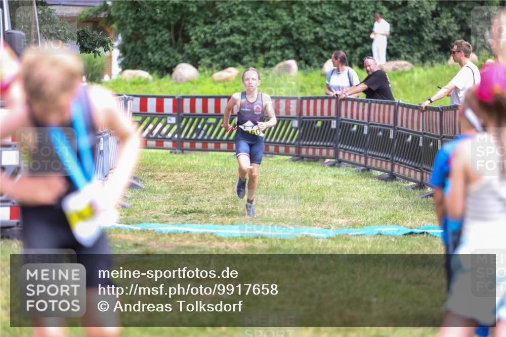 21.06.2026 - 29. Vierlanden-Triathlon Andreas Tolksdorf http://msf.ph/oto/9917658 21.06.2026 15:14:09 Ziel 1295 meine-sportfotos.de