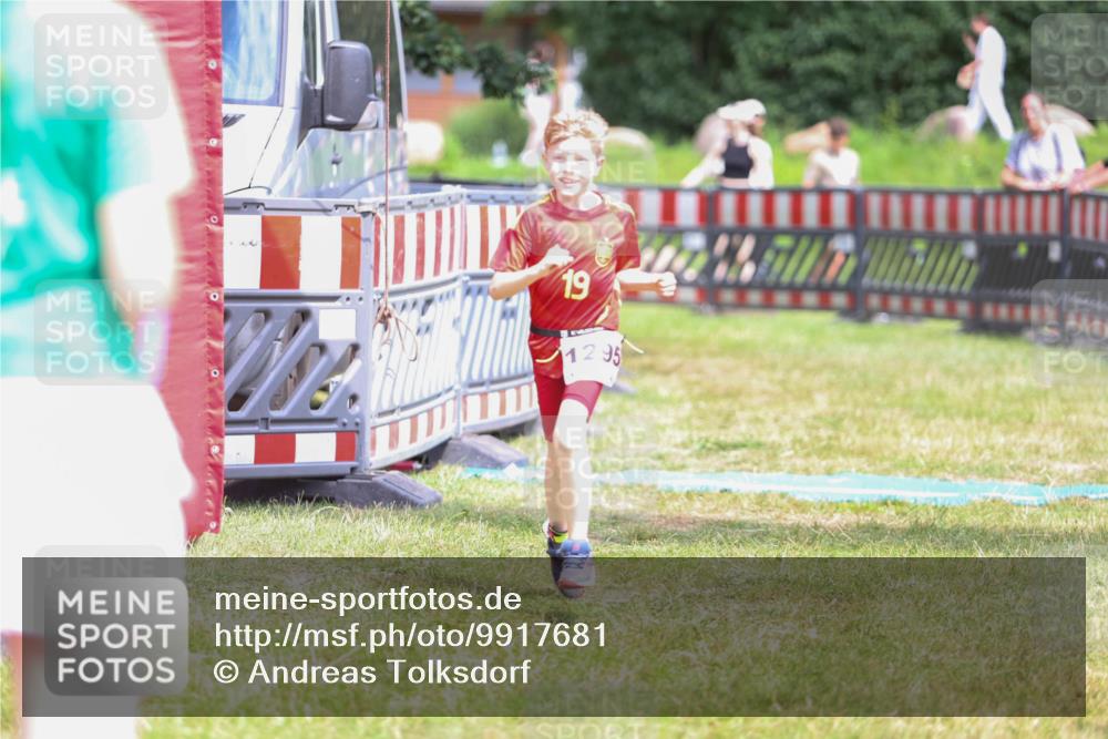 21.06.2026 - 29. Vierlanden-Triathlon Andreas Tolksdorf http://msf.ph/oto/9917681 21.06.2026 15:14:20 Ziel 1295 meine-sportfotos.de