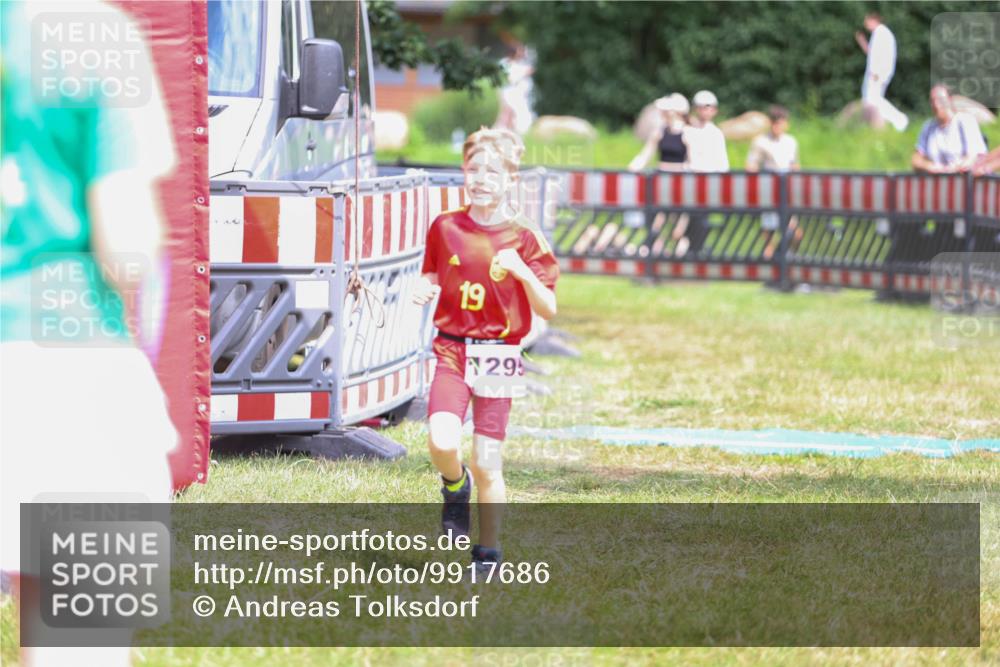 21.06.2026 - 29. Vierlanden-Triathlon Andreas Tolksdorf http://msf.ph/oto/9917686 21.06.2026 15:14:20 Ziel 1295 meine-sportfotos.de
