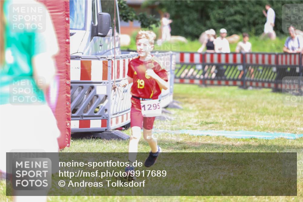 21.06.2026 - 29. Vierlanden-Triathlon Andreas Tolksdorf http://msf.ph/oto/9917689 21.06.2026 15:14:20 Ziel 1295 meine-sportfotos.de