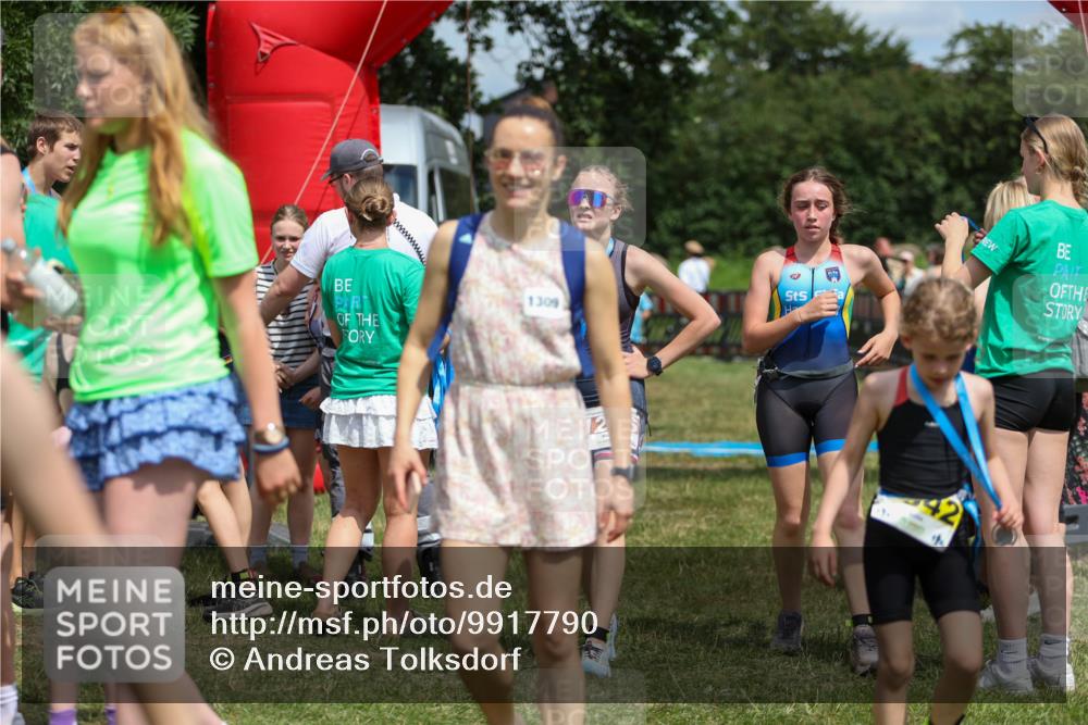21.06.2026 - 29. Vierlanden-Triathlon Andreas Tolksdorf http://msf.ph/oto/9917790 21.06.2026 15:15:35 Ziel 1294, 1336, 1351 meine-sportfotos.de
