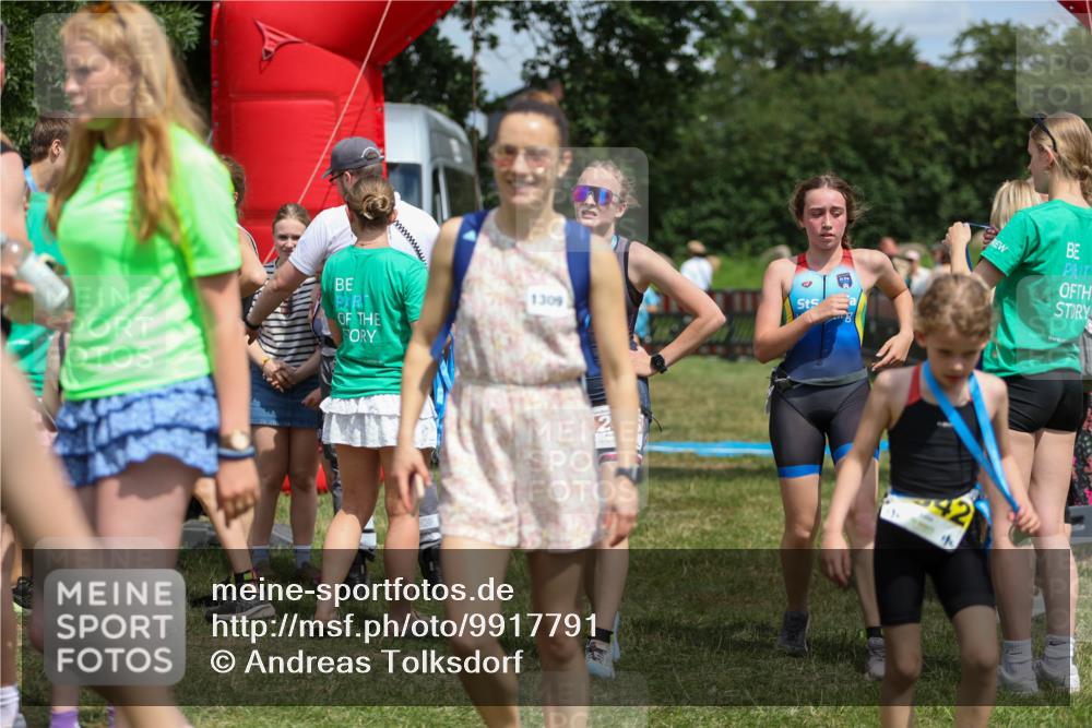 21.06.2026 - 29. Vierlanden-Triathlon Andreas Tolksdorf http://msf.ph/oto/9917791 21.06.2026 15:15:35 Ziel 1294, 1336, 1351 meine-sportfotos.de