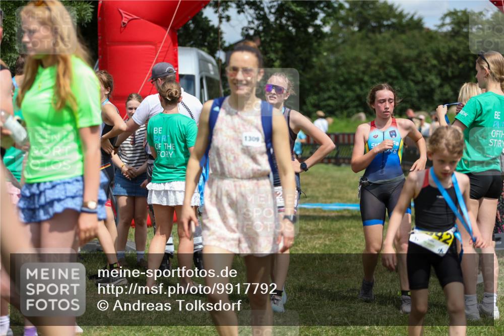 21.06.2026 - 29. Vierlanden-Triathlon Andreas Tolksdorf http://msf.ph/oto/9917792 21.06.2026 15:15:35 Ziel 1294, 1336, 1351 meine-sportfotos.de