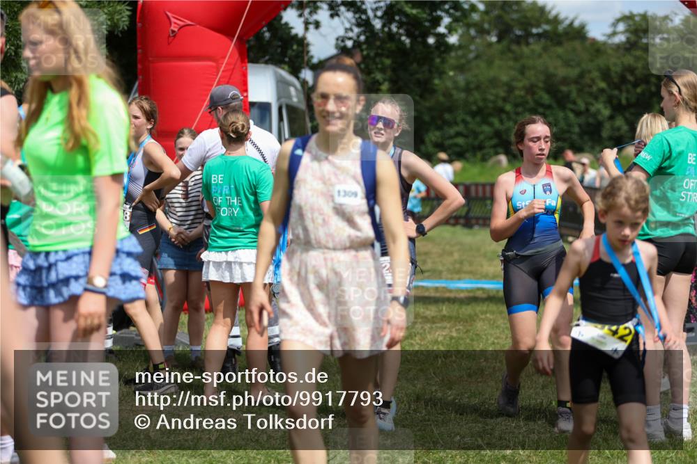 21.06.2026 - 29. Vierlanden-Triathlon Andreas Tolksdorf http://msf.ph/oto/9917793 21.06.2026 15:15:35 Ziel 1294, 1336, 1351 meine-sportfotos.de
