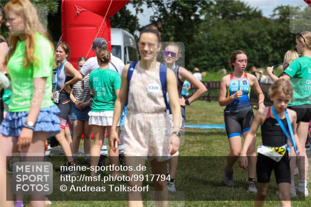 21.06.2026 - 29. Vierlanden-Triathlon Andreas Tolksdorf http://msf.ph/oto/9917794 21.06.2026 15:15:35 Ziel 1294, 1336, 1351 meine-sportfotos.de
