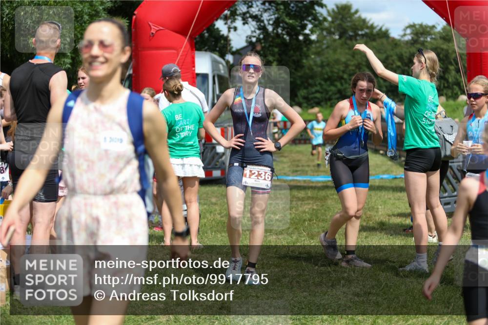 21.06.2026 - 29. Vierlanden-Triathlon Andreas Tolksdorf http://msf.ph/oto/9917795 21.06.2026 15:15:36 Ziel 1294, 1336, 1351 meine-sportfotos.de