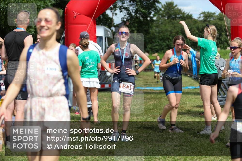 21.06.2026 - 29. Vierlanden-Triathlon Andreas Tolksdorf http://msf.ph/oto/9917796 21.06.2026 15:15:37 Ziel 1294, 1336, 1351 meine-sportfotos.de