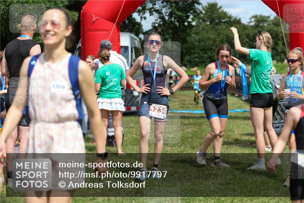 21.06.2026 - 29. Vierlanden-Triathlon Andreas Tolksdorf http://msf.ph/oto/9917797 21.06.2026 15:15:37 Ziel 1294, 1336, 1351 meine-sportfotos.de