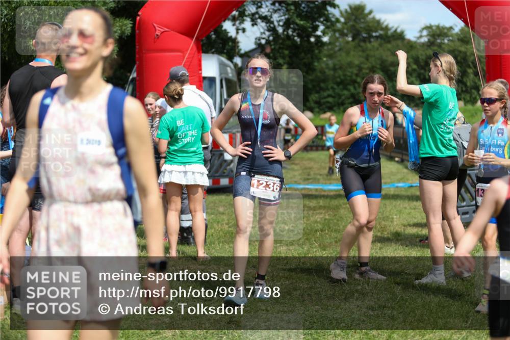 21.06.2026 - 29. Vierlanden-Triathlon Andreas Tolksdorf http://msf.ph/oto/9917798 21.06.2026 15:15:37 Ziel 1294, 1336, 1351 meine-sportfotos.de