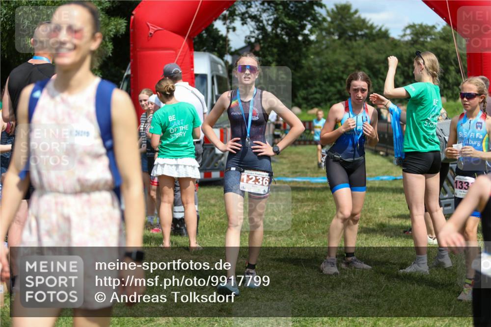21.06.2026 - 29. Vierlanden-Triathlon Andreas Tolksdorf http://msf.ph/oto/9917799 21.06.2026 15:15:37 Ziel 1294, 1336, 1351 meine-sportfotos.de