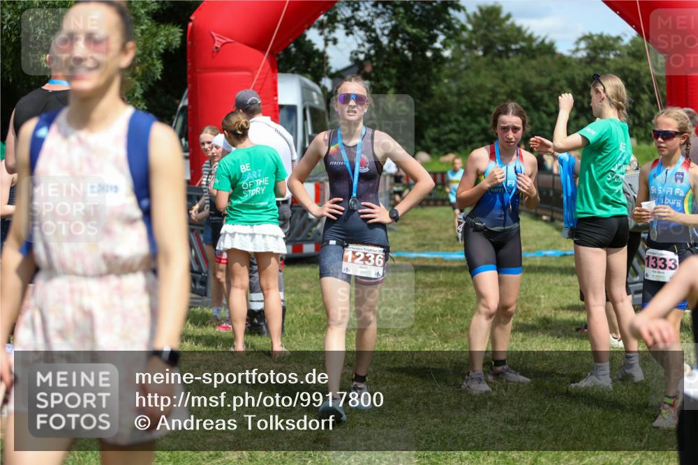 21.06.2026 - 29. Vierlanden-Triathlon Andreas Tolksdorf http://msf.ph/oto/9917800 21.06.2026 15:15:37 Ziel 1294, 1336, 1351 meine-sportfotos.de