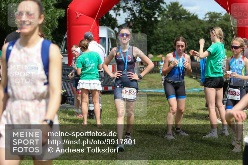 21.06.2026 - 29. Vierlanden-Triathlon Andreas Tolksdorf http://msf.ph/oto/9917801 21.06.2026 15:15:37 Ziel 1294, 1336, 1351 meine-sportfotos.de