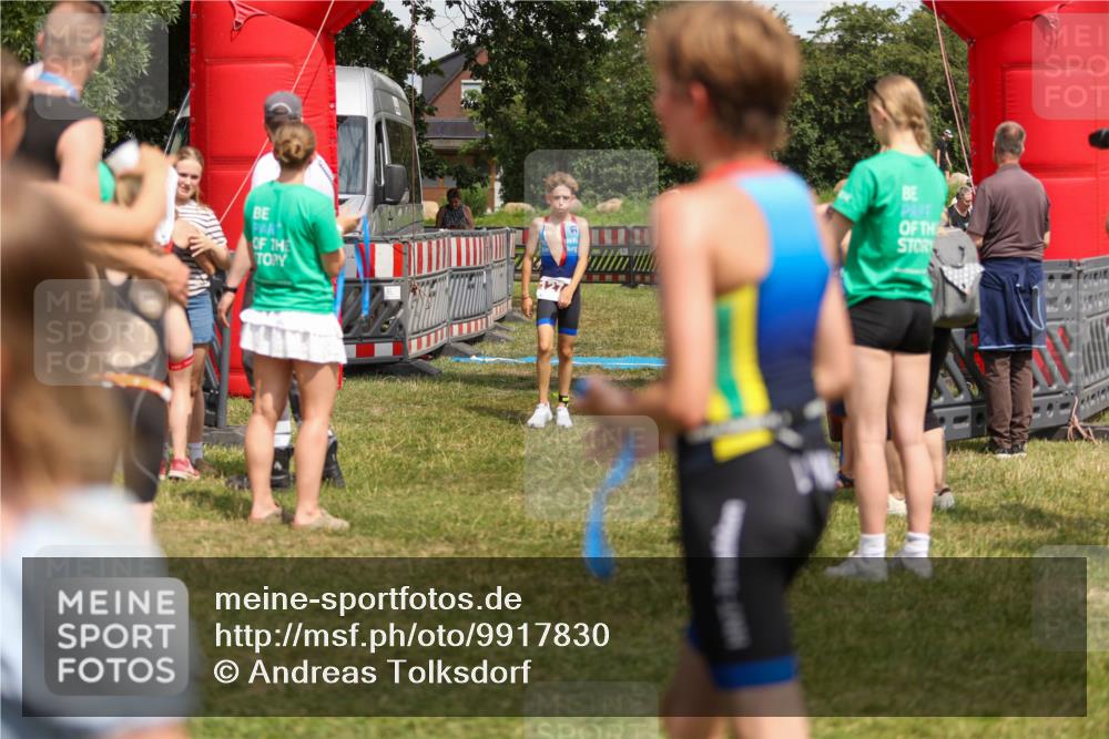 21.06.2026 - 29. Vierlanden-Triathlon Andreas Tolksdorf http://msf.ph/oto/9917830 21.06.2026 15:15:55 Ziel 1274, 1339, 1347 meine-sportfotos.de
