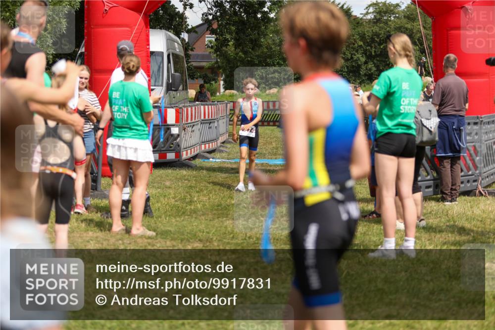 21.06.2026 - 29. Vierlanden-Triathlon Andreas Tolksdorf http://msf.ph/oto/9917831 21.06.2026 15:15:55 Ziel 1274, 1339, 1347 meine-sportfotos.de