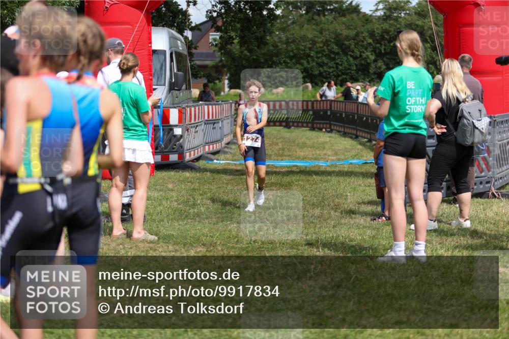 21.06.2026 - 29. Vierlanden-Triathlon Andreas Tolksdorf http://msf.ph/oto/9917834 21.06.2026 15:15:56 Ziel 1274, 1339, 1347 meine-sportfotos.de