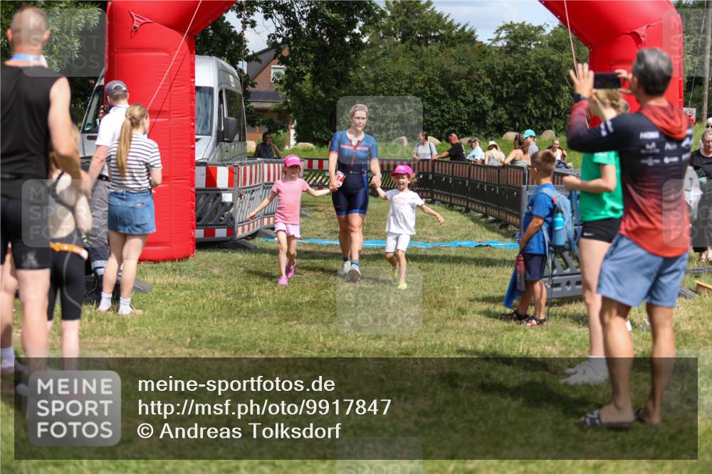 21.06.2026 - 29. Vierlanden-Triathlon Andreas Tolksdorf http://msf.ph/oto/9917847 21.06.2026 15:16:23 Ziel 247 meine-sportfotos.de
