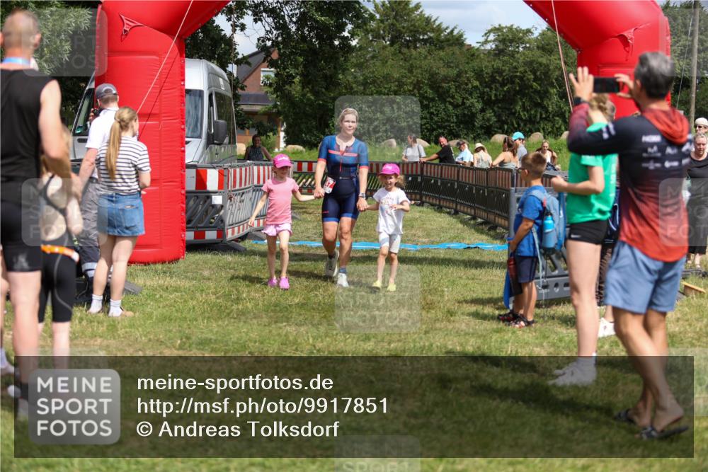 21.06.2026 - 29. Vierlanden-Triathlon Andreas Tolksdorf http://msf.ph/oto/9917851 21.06.2026 15:16:23 Ziel 247 meine-sportfotos.de
