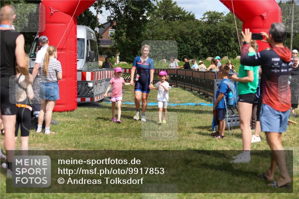 21.06.2026 - 29. Vierlanden-Triathlon Andreas Tolksdorf http://msf.ph/oto/9917853 21.06.2026 15:16:23 Ziel 247 meine-sportfotos.de