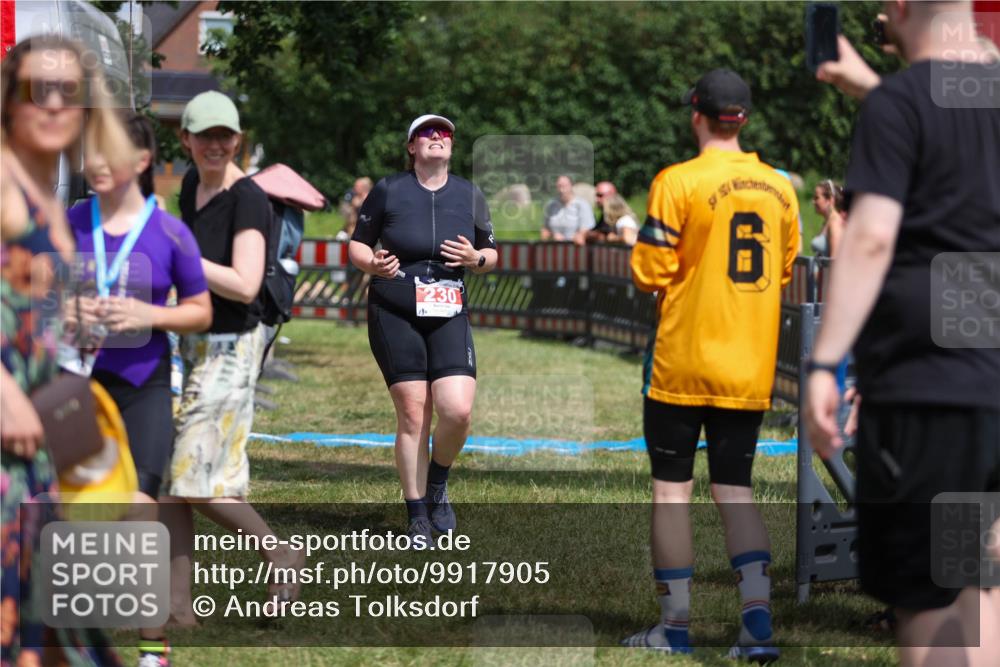 21.06.2026 - 29. Vierlanden-Triathlon Andreas Tolksdorf http://msf.ph/oto/9917905 21.06.2026 15:17:40 Ziel 230 meine-sportfotos.de