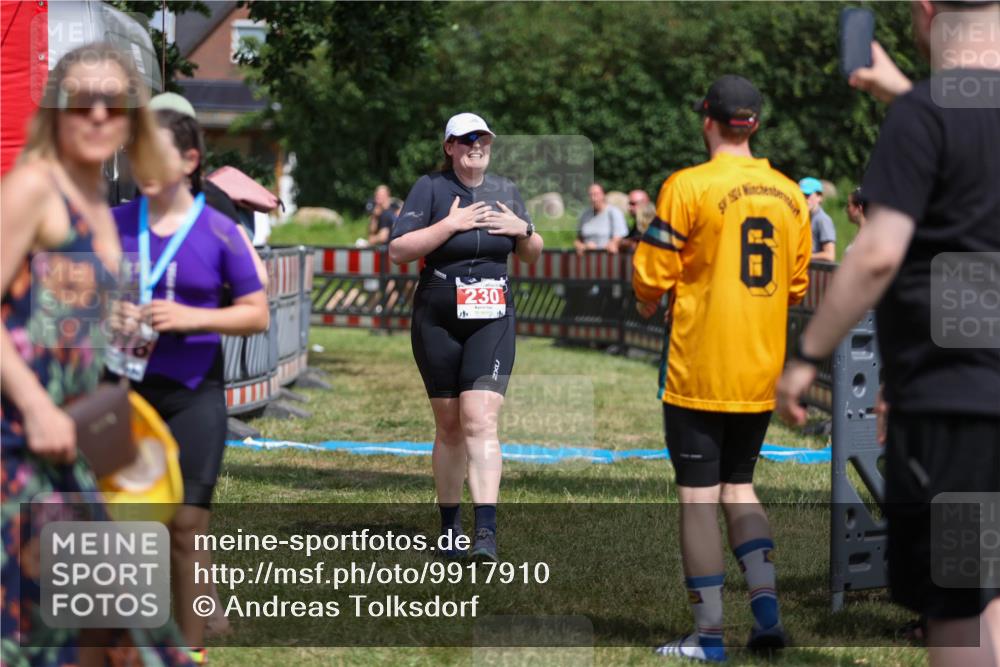 21.06.2026 - 29. Vierlanden-Triathlon Andreas Tolksdorf http://msf.ph/oto/9917910 21.06.2026 15:17:40 Ziel 230 meine-sportfotos.de