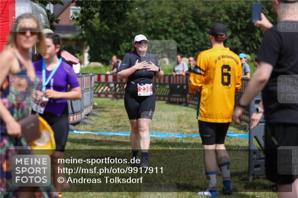 21.06.2026 - 29. Vierlanden-Triathlon Andreas Tolksdorf http://msf.ph/oto/9917911 21.06.2026 15:17:40 Ziel 230 meine-sportfotos.de