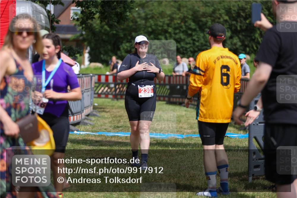 21.06.2026 - 29. Vierlanden-Triathlon Andreas Tolksdorf http://msf.ph/oto/9917912 21.06.2026 15:17:40 Ziel 230 meine-sportfotos.de