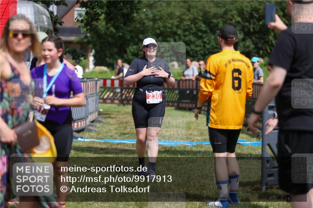 21.06.2026 - 29. Vierlanden-Triathlon Andreas Tolksdorf http://msf.ph/oto/9917913 21.06.2026 15:17:40 Ziel 230 meine-sportfotos.de
