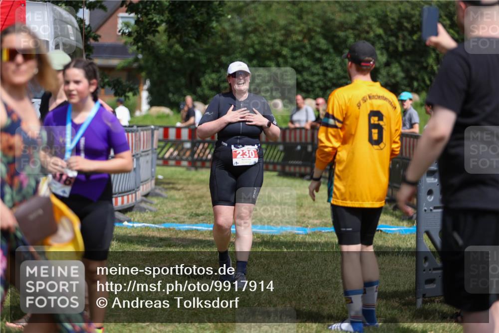 21.06.2026 - 29. Vierlanden-Triathlon Andreas Tolksdorf http://msf.ph/oto/9917914 21.06.2026 15:17:40 Ziel 230 meine-sportfotos.de