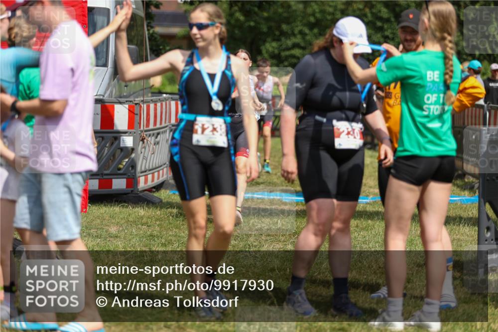 21.06.2026 - 29. Vierlanden-Triathlon Andreas Tolksdorf http://msf.ph/oto/9917930 21.06.2026 15:18:01 Ziel 1238, 1242, 1277, 1279 meine-sportfotos.de