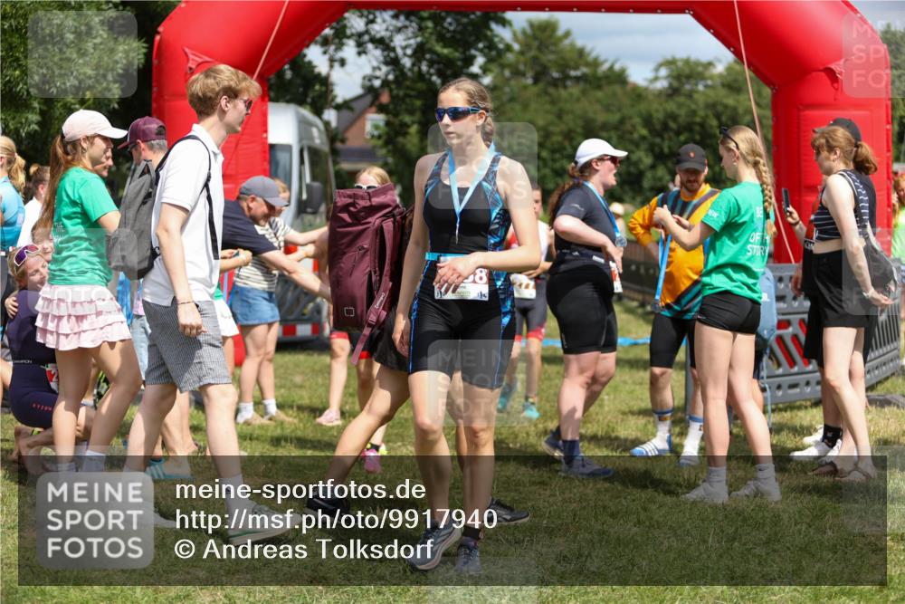 21.06.2026 - 29. Vierlanden-Triathlon Andreas Tolksdorf http://msf.ph/oto/9917940 21.06.2026 15:18:04 Ziel 1242, 1243, 1277, 1279 meine-sportfotos.de