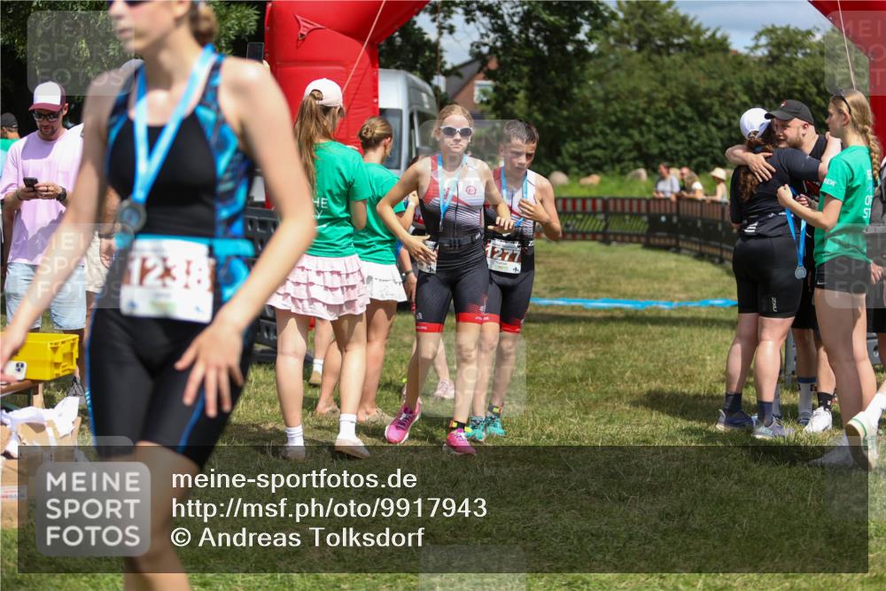 21.06.2026 - 29. Vierlanden-Triathlon Andreas Tolksdorf http://msf.ph/oto/9917943 21.06.2026 15:18:07 Ziel 1242, 1243, 1277, 1279 meine-sportfotos.de