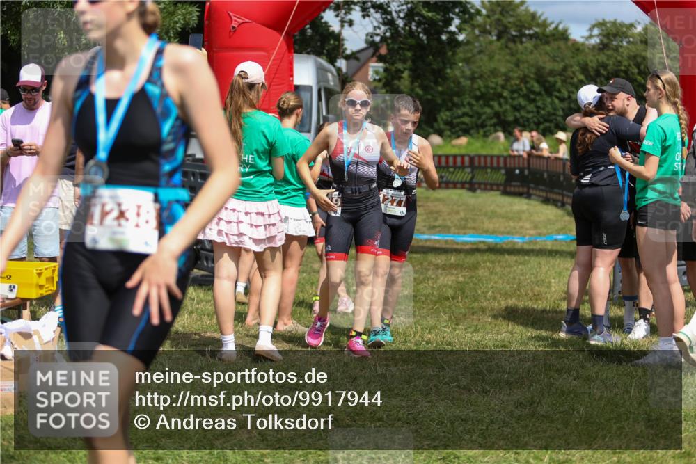 21.06.2026 - 29. Vierlanden-Triathlon Andreas Tolksdorf http://msf.ph/oto/9917944 21.06.2026 15:18:07 Ziel 1242, 1243, 1277, 1279 meine-sportfotos.de