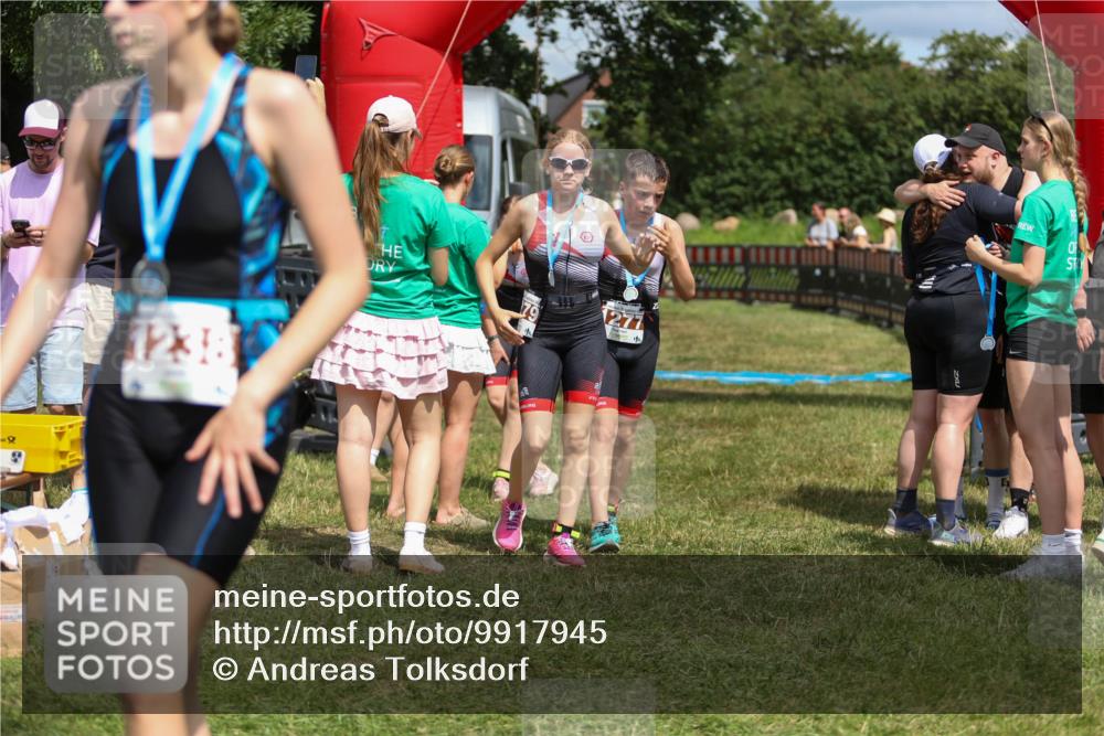 21.06.2026 - 29. Vierlanden-Triathlon Andreas Tolksdorf http://msf.ph/oto/9917945 21.06.2026 15:18:07 Ziel 1242, 1243, 1277, 1279 meine-sportfotos.de