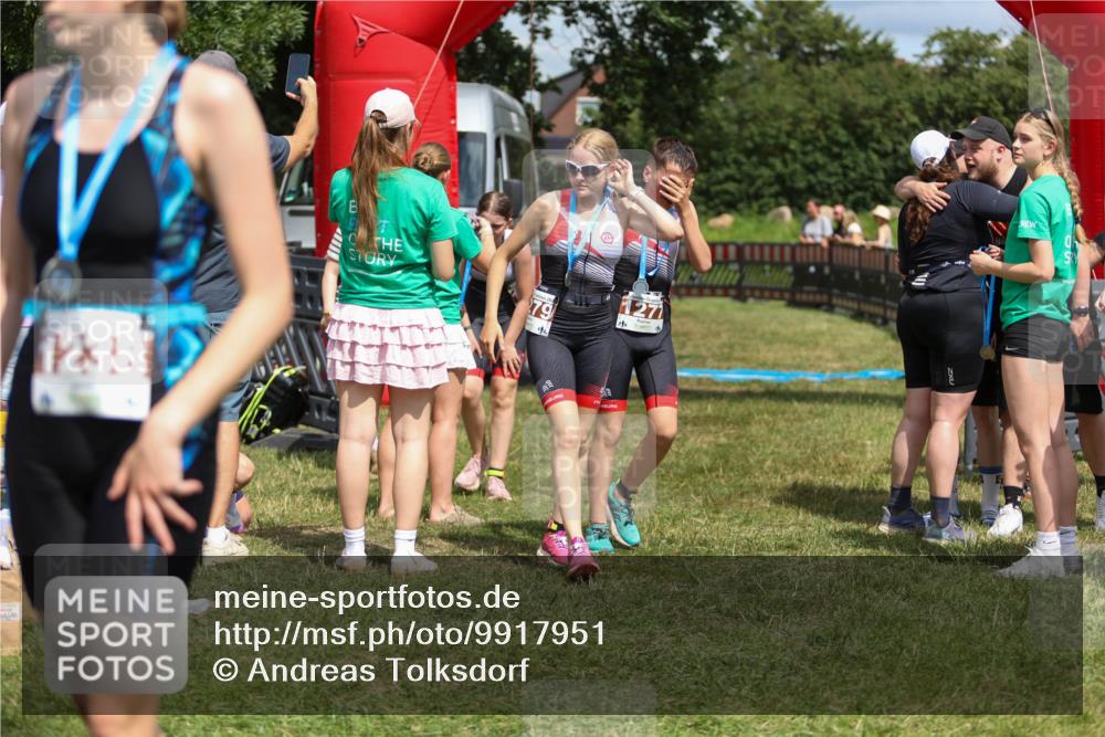 21.06.2026 - 29. Vierlanden-Triathlon Andreas Tolksdorf http://msf.ph/oto/9917951 21.06.2026 15:18:07 Ziel 1242, 1243, 1277, 1279 meine-sportfotos.de