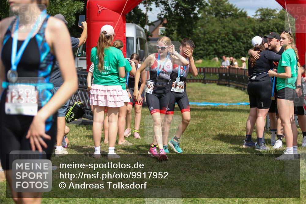 21.06.2026 - 29. Vierlanden-Triathlon Andreas Tolksdorf http://msf.ph/oto/9917952 21.06.2026 15:18:08 Ziel 1243, 1277, 1279 meine-sportfotos.de