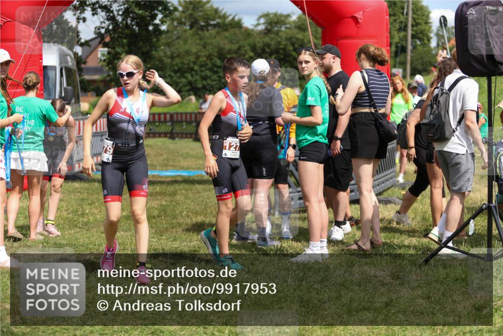 21.06.2026 - 29. Vierlanden-Triathlon Andreas Tolksdorf http://msf.ph/oto/9917953 21.06.2026 15:18:09 Ziel 1243, 1277, 1278 meine-sportfotos.de